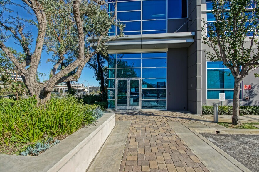 More Photos Of 887-889 N Douglas St, El Segundo Loft Creative Space For Lease