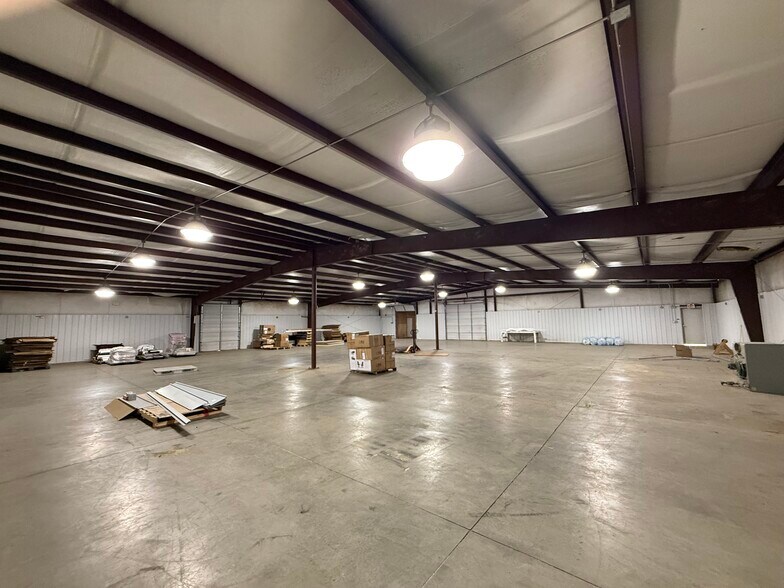 More Photos Of 990 Epco Dr, Dandridge Warehouse For Lease