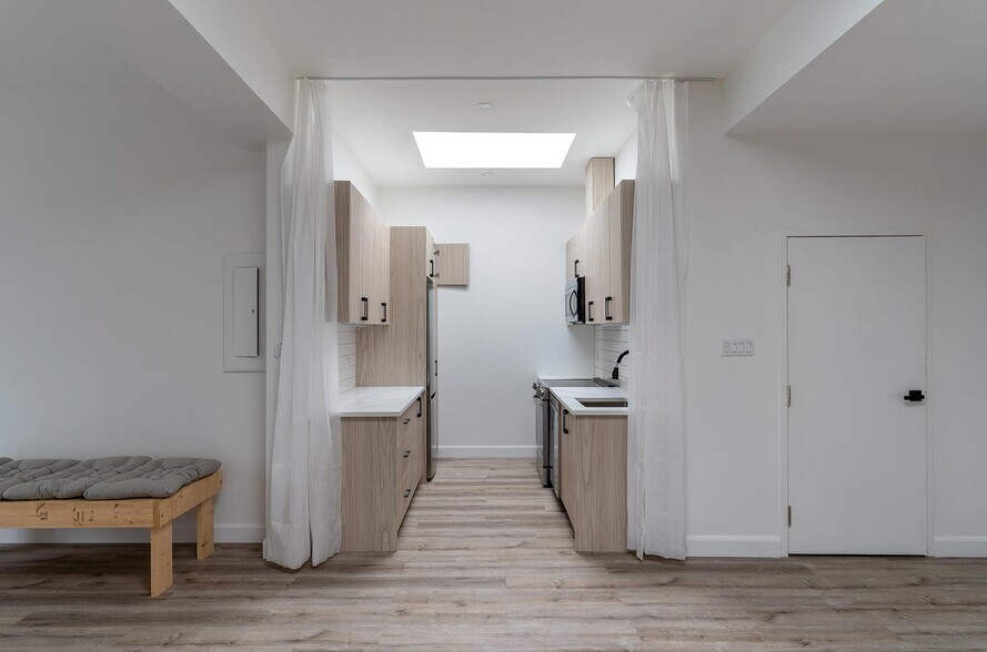 More Photos Of 2125 Rue Crescent, Montréal Storefront Retail Office For Lease