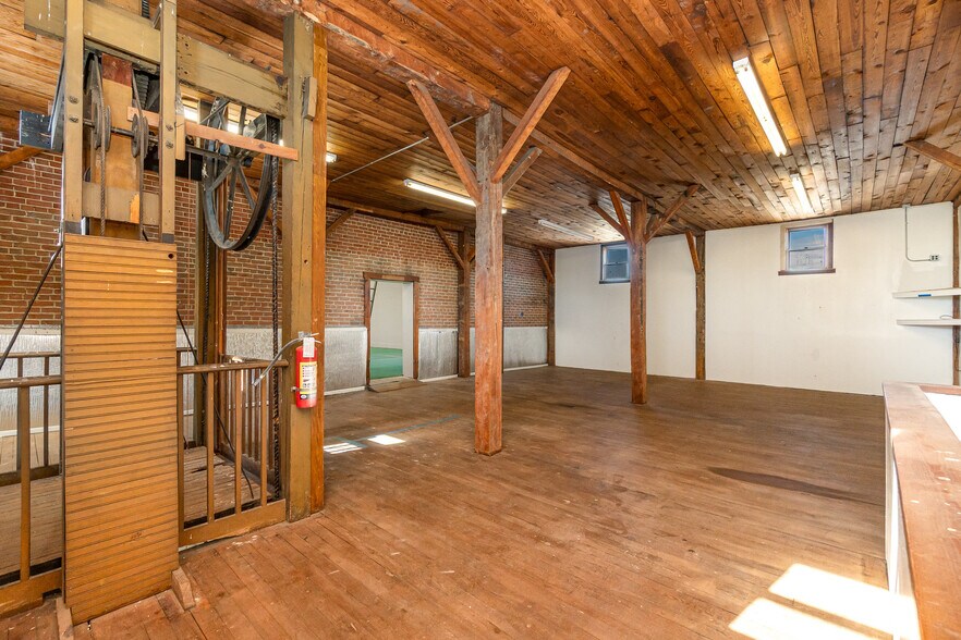 More Photos Of 222 W Plane St, Bethel Storefront For Sale