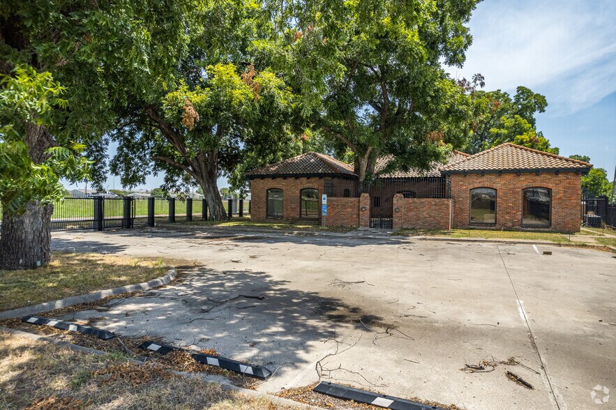More Photos Of 2323 N Walton Walker Blvd, Dallas Office For Sale