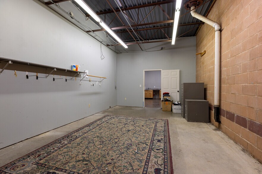 More Photos Of 8445 N Main St, Kansas City Freestanding For Lease