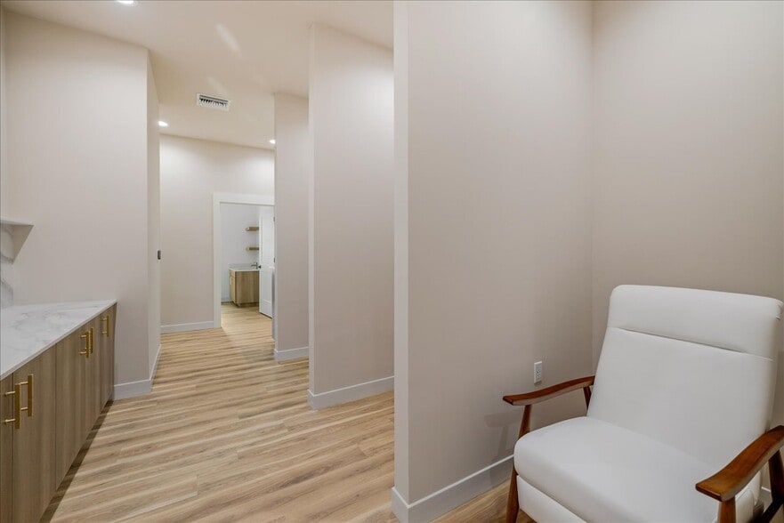 More Photos Of 2458 Mahan Dr, Tallahassee Medical For Lease