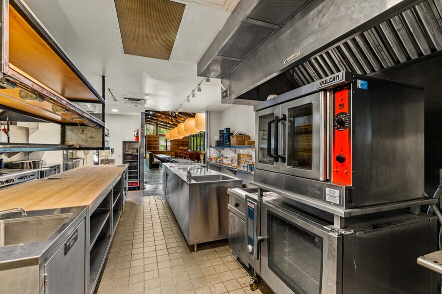 More Photos Of 2708 E Cesar Chavez St, Austin Restaurant For Sale