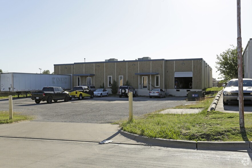 More Photos Of 320-322 International Pky, Arlington Warehouse For Lease