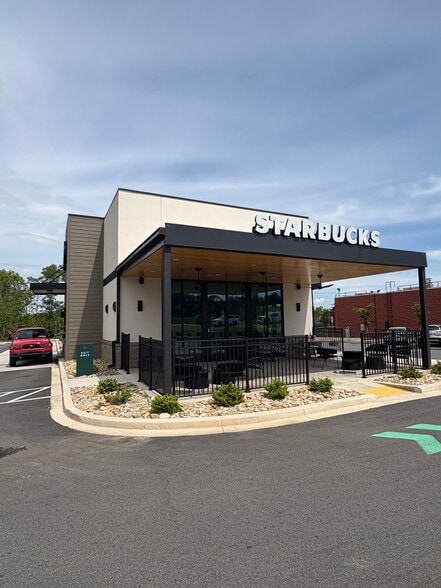 Primary Photo Of 3235 Augusta St, Greenville Fast Food For Sale