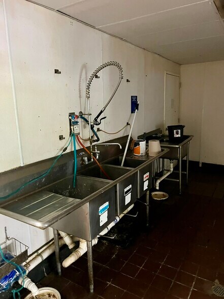 More Photos Of 15839 Telegraph Rd, Redford Fast Food For Lease