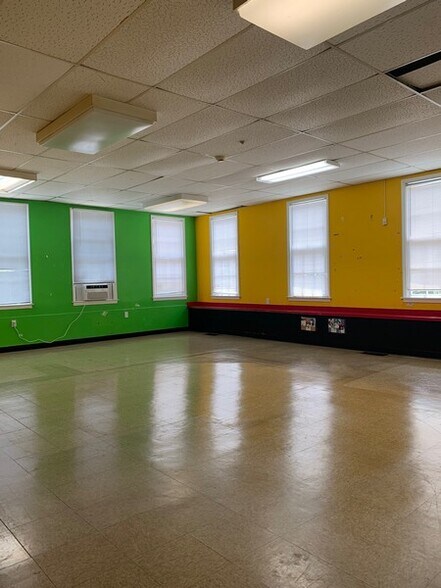 More Photos Of 429 Tattnall St, Savannah Daycare Center For Sale