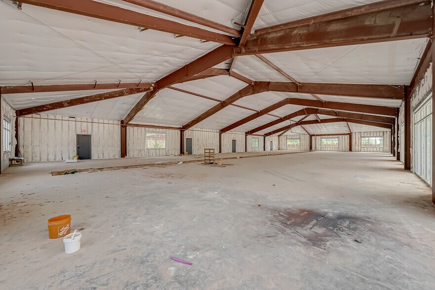More Photos Of 910 East Ave, Katy Showroom For Lease