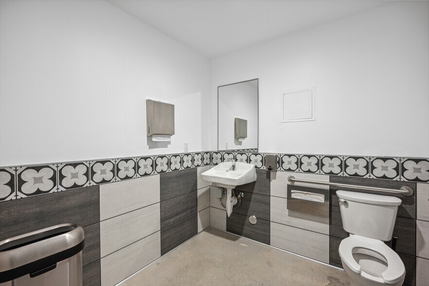 More Photos Of 2837 Historic Decatur Rd, San Diego Office For Sale