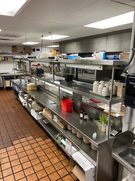 More Photos Of 410 S Clippert St, Lansing Restaurant For Sale