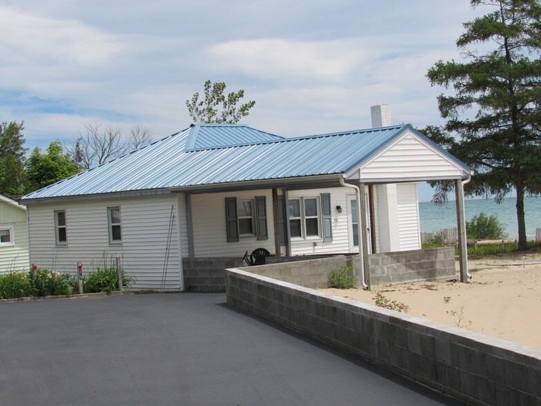 More Photos Of 4497 S US Highway 23, Greenbush Hotel For Sale