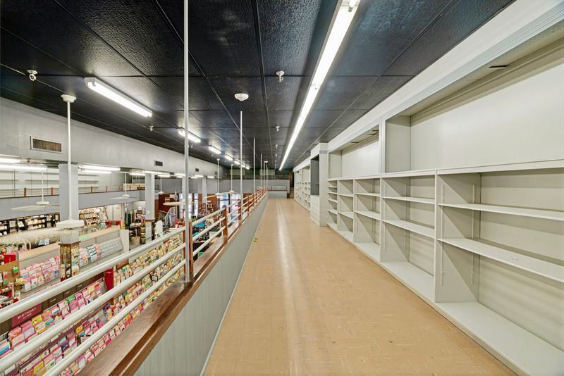 More Photos Of 20 North Plz, Paris General Retail For Sale