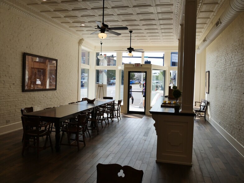 More Photos Of 207 N Chestnut St, Seymour Office For Sale