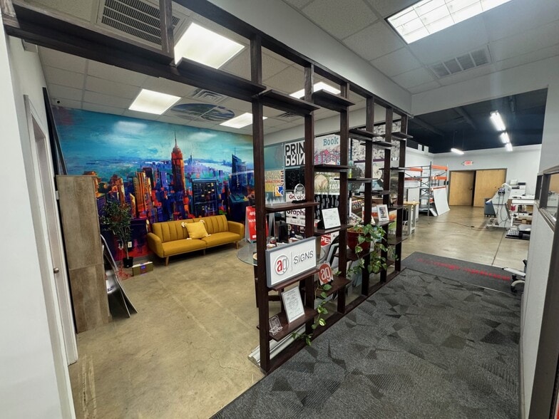 More Photos Of 115 Metroplex Blvd, Pearl Light Distribution For Lease