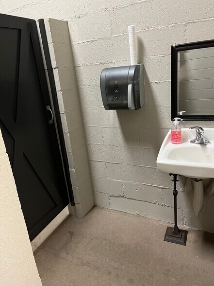 More Photos Of 63 Industrial Dr, Cartersville Manufacturing For Lease