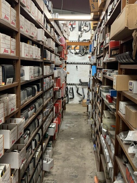 More Photos Of 1510 Washington St, Commerce Auto Repair For Lease