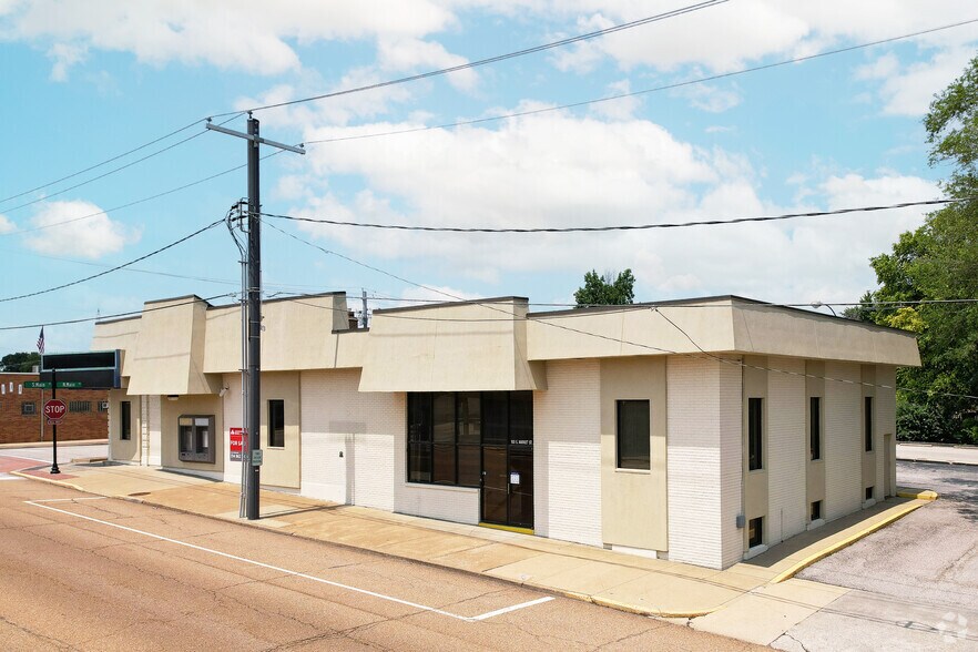 More Photos Of 100 E Market St, Troy General Retail For Lease