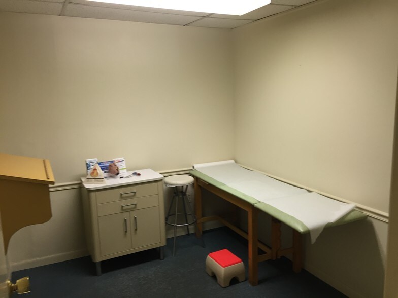 More Photos Of 6116 Rolling Rd, Springfield Medical For Lease