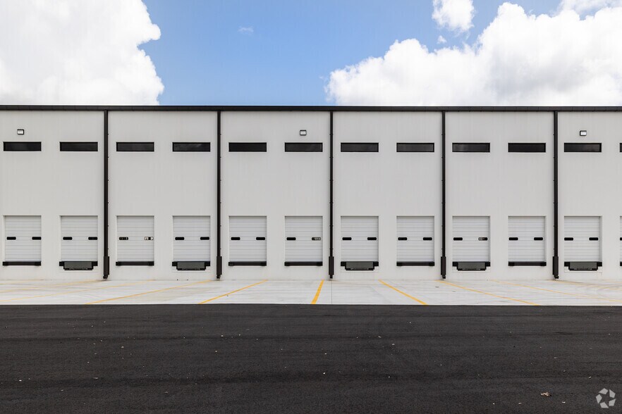 More Photos Of 1592 Vantage Way, Jacksonville Distribution For Lease