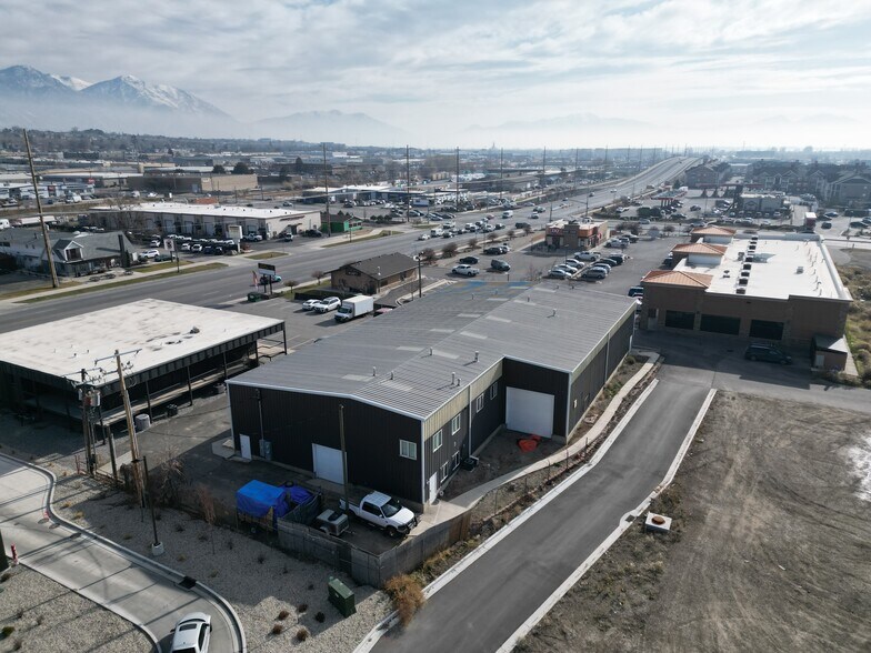 More Photos Of 111 N Geneva Rd, Vineyard Industrial For Lease