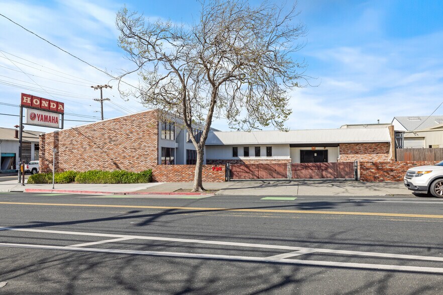 More Photos Of 735 Gilman St, Berkeley Showroom For Sale
