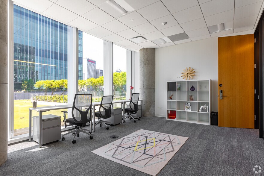 More Photos Of 2550 Pacific Ave, Dallas Unknown For Lease