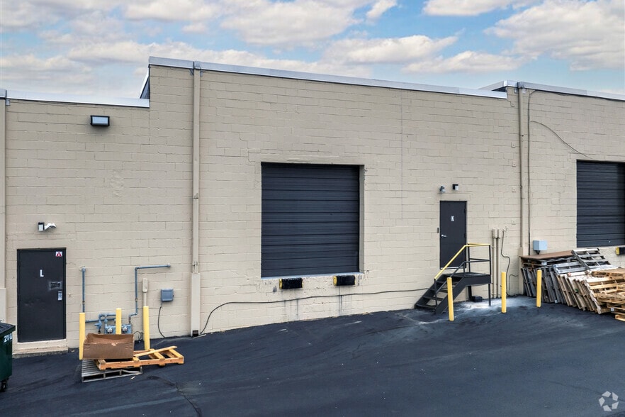 More Photos Of 2014 Ford Rd, Bristol Light Distribution For Lease