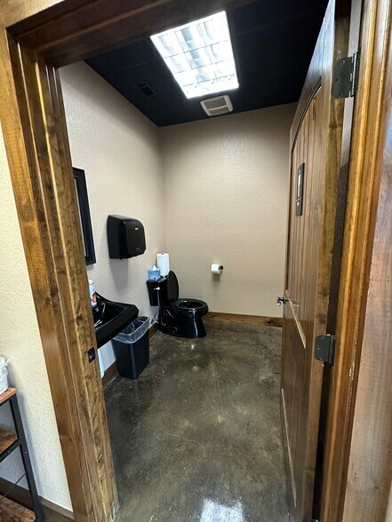 More Photos Of 3007 Corporate Ctr, Bryant Light Distribution For Sale