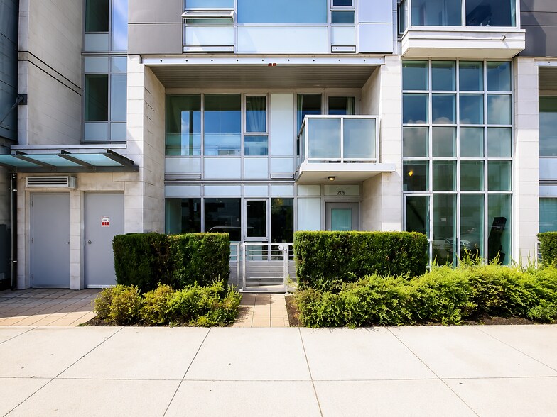 Primary Photo Of 339 2 Nd Av W, Vancouver Office For Sale