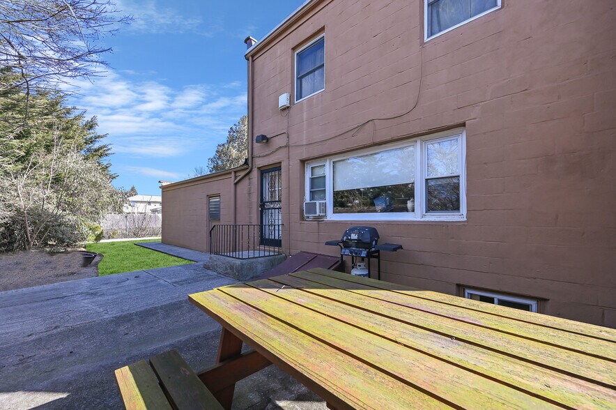 More Photos Of 1420 Park Ave, Merrick Convenience Store For Sale