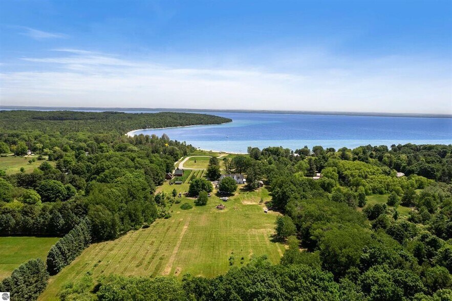 More Photos Of 18599 Mission Rd, Traverse City Hotel For Sale