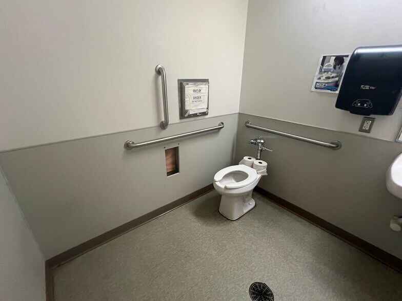 More Photos Of 60 E Warren Ave, Detroit Medical For Lease