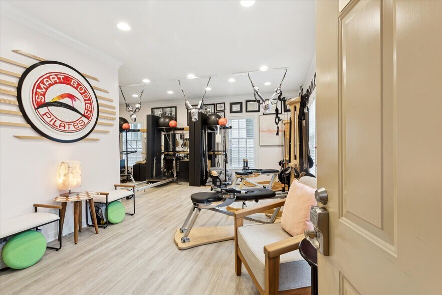 More Photos Of 5000 New Point Rd, Williamsburg Office For Sale