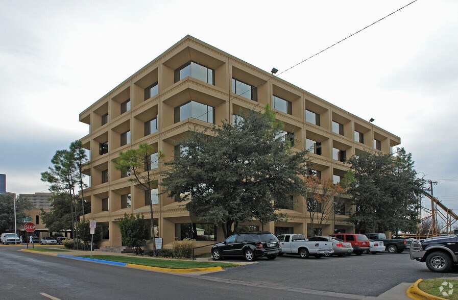 More Photos Of 601 N Marienfeld St, Midland Office For Lease