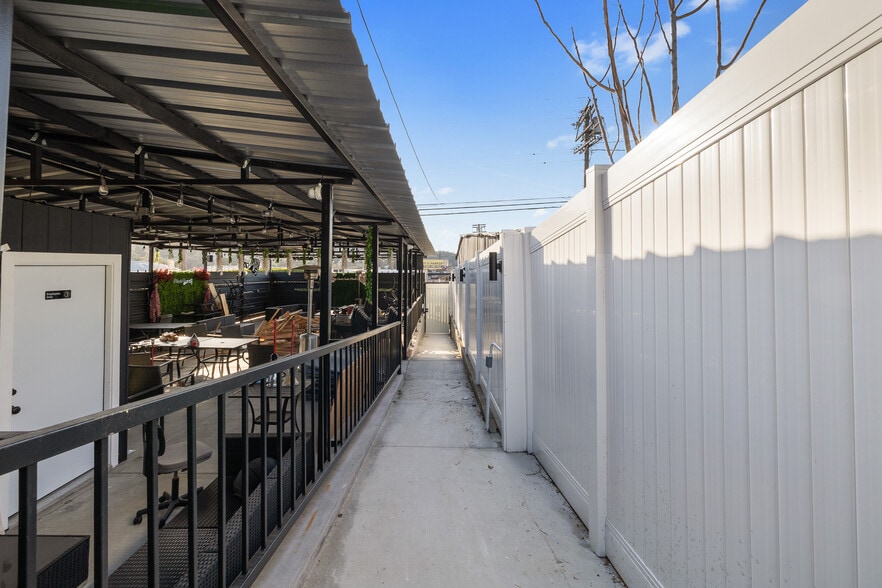 More Photos Of 9937 Commerce Ave, Tujunga Freestanding For Sale