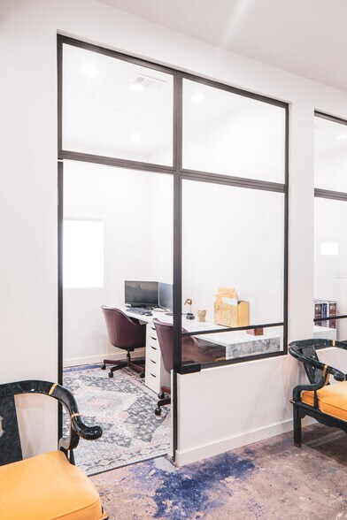 More Photos Of 1537 Singleton Blvd, Dallas Office For Lease