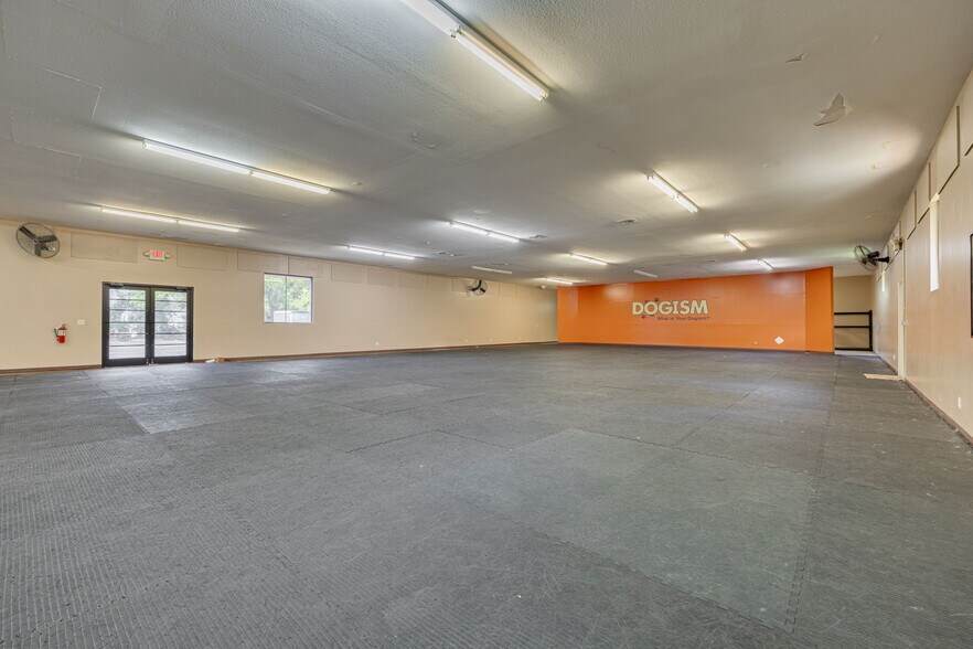 More Photos Of 110 Pine Ave, Oldsmar General Retail For Sale