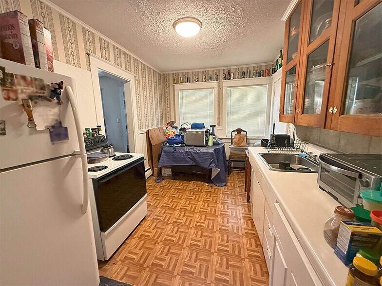 More Photos Of 86 Strongs Ave, Rutland Freestanding For Sale