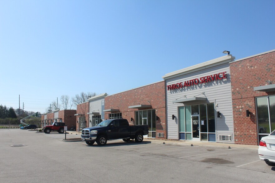 More Photos Of 3116 Lumina Pky, Saint Charles Showroom For Sale