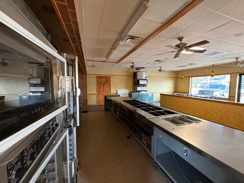 More Photos Of 304 S Obannon St, Raymond Fast Food For Lease