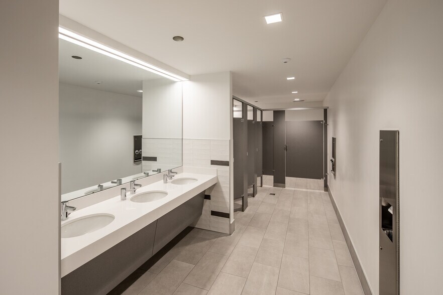 More Photos Of 2100 W Orangewood Ave, Orange Unknown For Lease