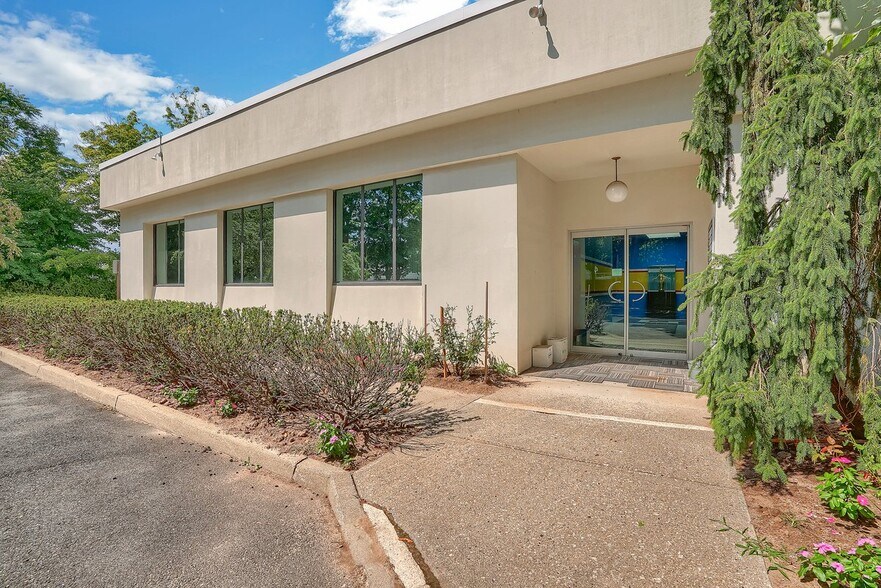 More Photos Of 79 Route 59, Airmont Medical For Lease