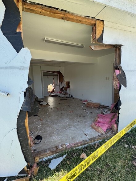 More Photos Of 2002 W Highway 6, Alvin Office For Sale