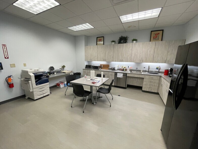 More Photos Of 11511 N Garden St, Houston Office Residential For Sale