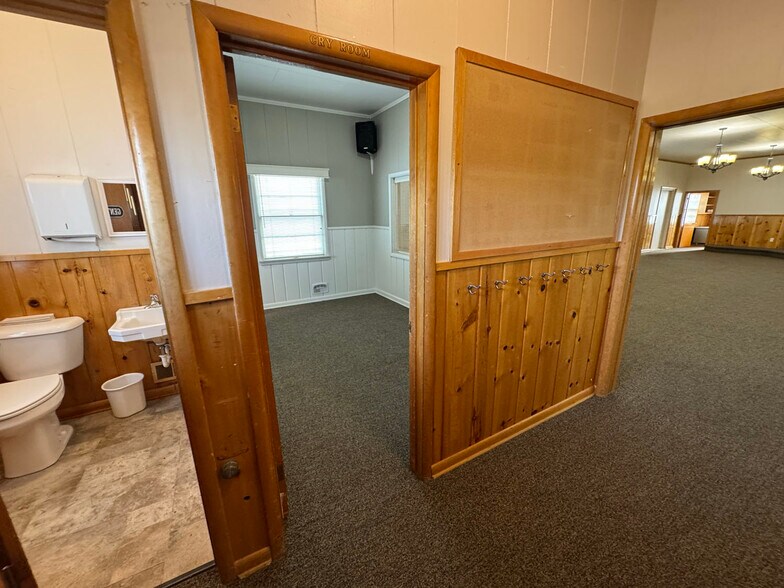 More Photos Of 402 S 7th St E, Riverton Flex For Sale