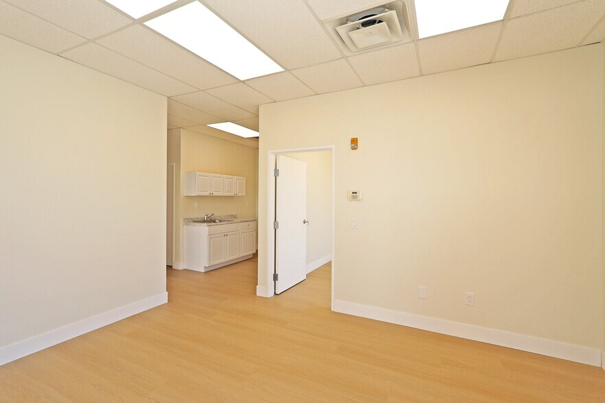 More Photos Of 72110 Corporate Way, Thousand Palms Warehouse For Lease