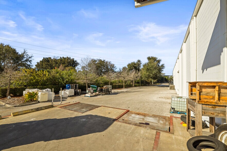 More Photos Of 1555 Sunshine Dr, Clearwater Warehouse For Sale