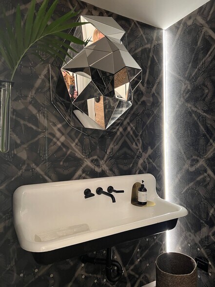 More Photos Of 3146 W Chicago Ave, Chicago Showroom For Sale