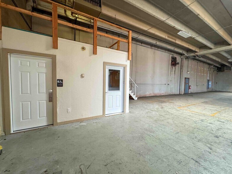 More Photos Of 3709 W Reno Ave, Oklahoma City Showroom For Lease